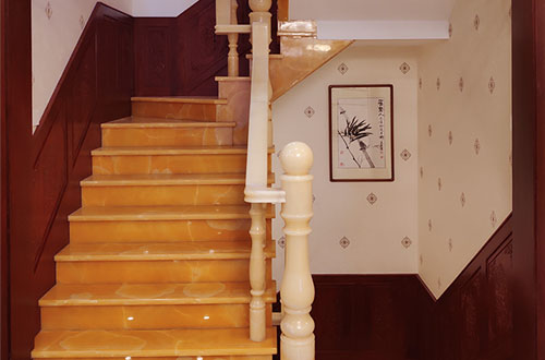 彭山中式别墅室内汉白玉石楼梯的定制安装装饰效果